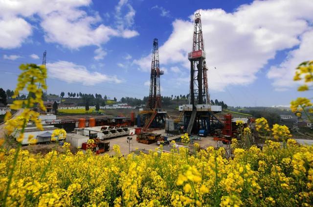 喜讯!中国石油国内油气产量实现两大历史性突(图1) 喜讯!中国石油国内油气产量实现两大历史性突(图1)